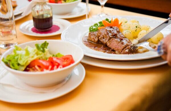 ダイエット中の旅行はどうする？楽しむコツと食事のポイントを徹底解説