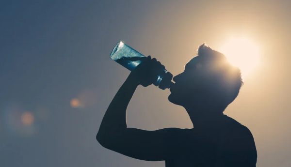 暑さに負けない！熱中症予防のために「水分を持ち歩く」習慣をつけましょう