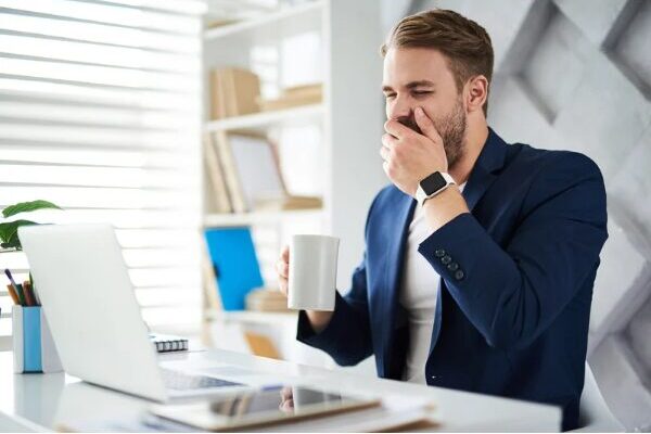 昼ごはんのあと眠くなる理由は「朝ごはんを抜いているから」？その仕組みと対策を解説！