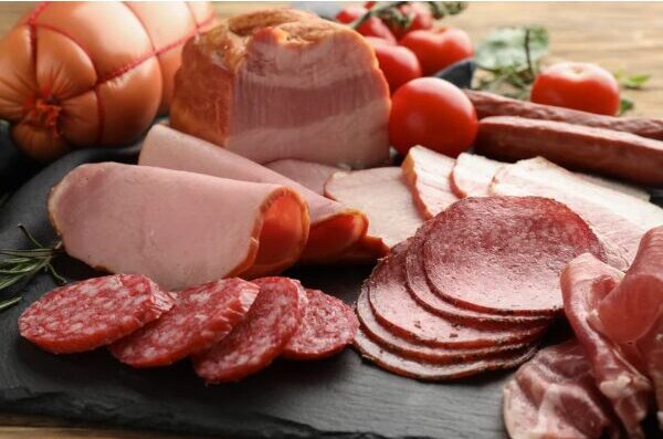 ダイエット中のウインナーはNG？加工肉の落とし穴と正しいタンパク質の摂り方