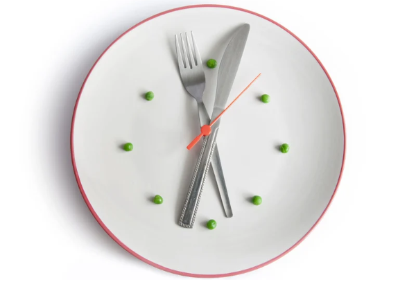 仕事終わりの筋トレは食前？食後？迷いやすいタイミングをわかりやすく解説